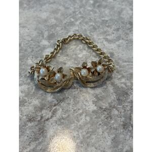 Vintage delicate gold tone leaf sweater clip w faux pearls. Old Money Regency